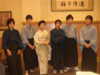 都文教高等学校生徒、着付けや、茶道を勉強して海外留学